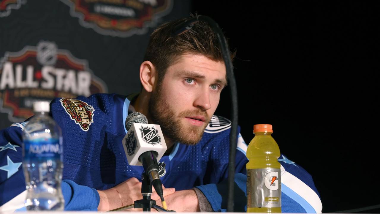 Leon Draisaitl von den Edmonton Oilers hält eine Pressekonferenz ab.