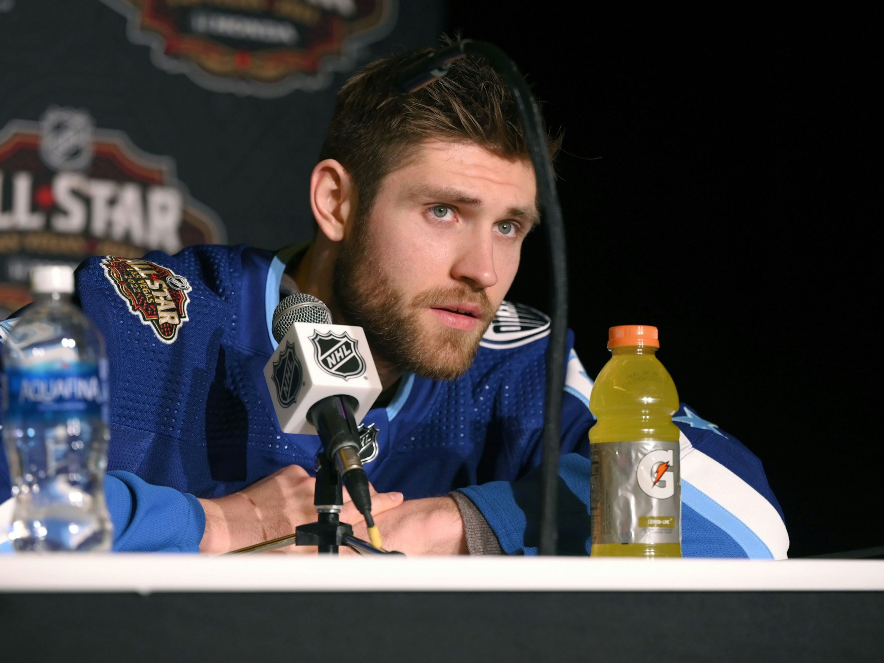 Leon Draisaitl von den Edmonton Oilers hält eine Pressekonferenz ab.