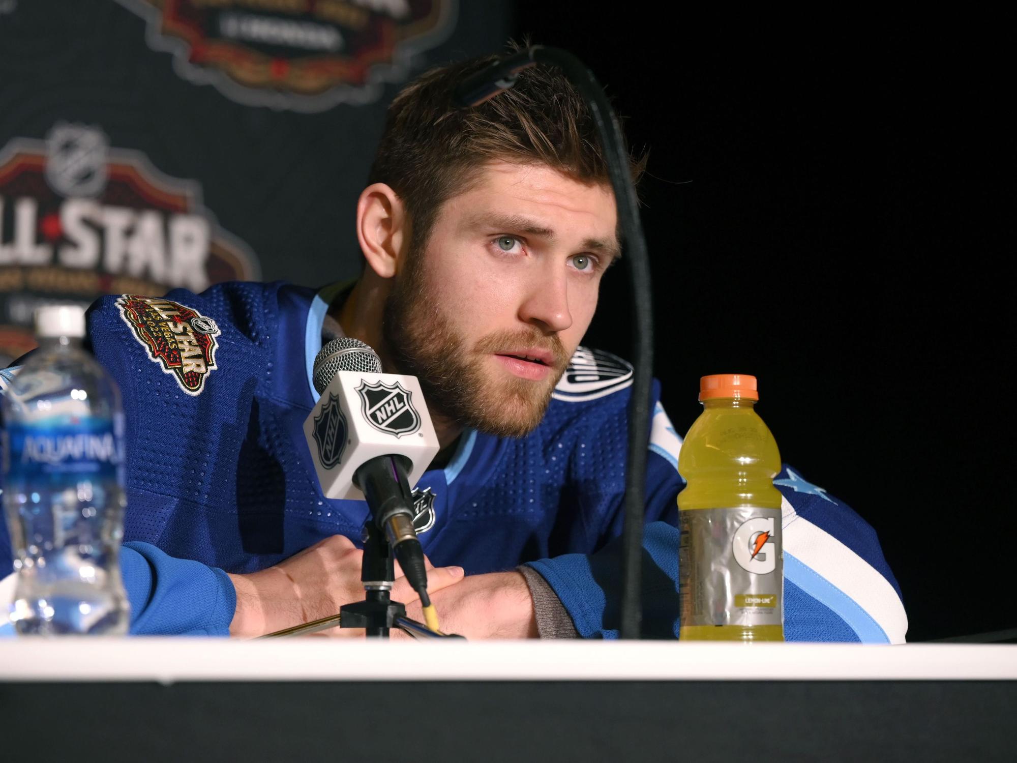 Leon Draisaitl von den Edmonton Oilers hält eine Pressekonferenz ab.