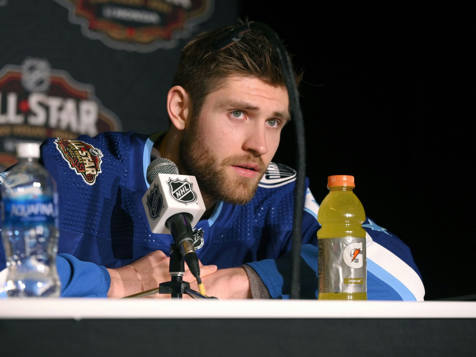 Leon Draisaitl von den Edmonton Oilers hält eine Pressekonferenz ab.