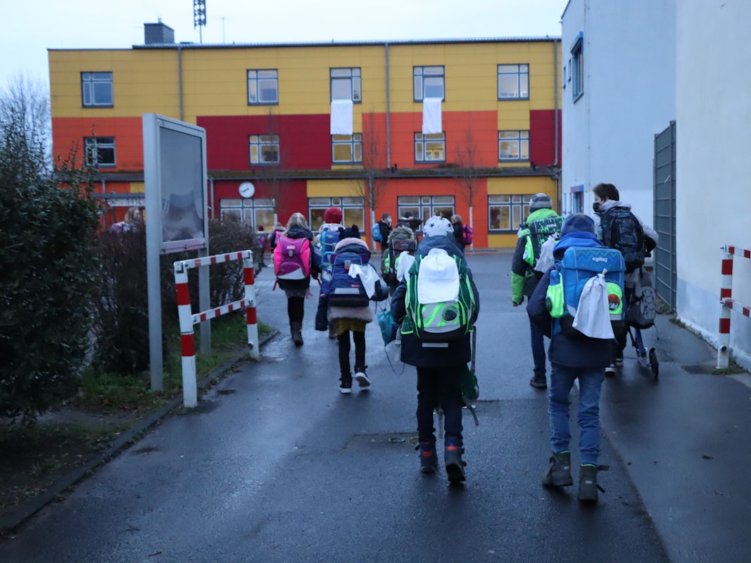 Kinder auf dem Weg in die Schule.