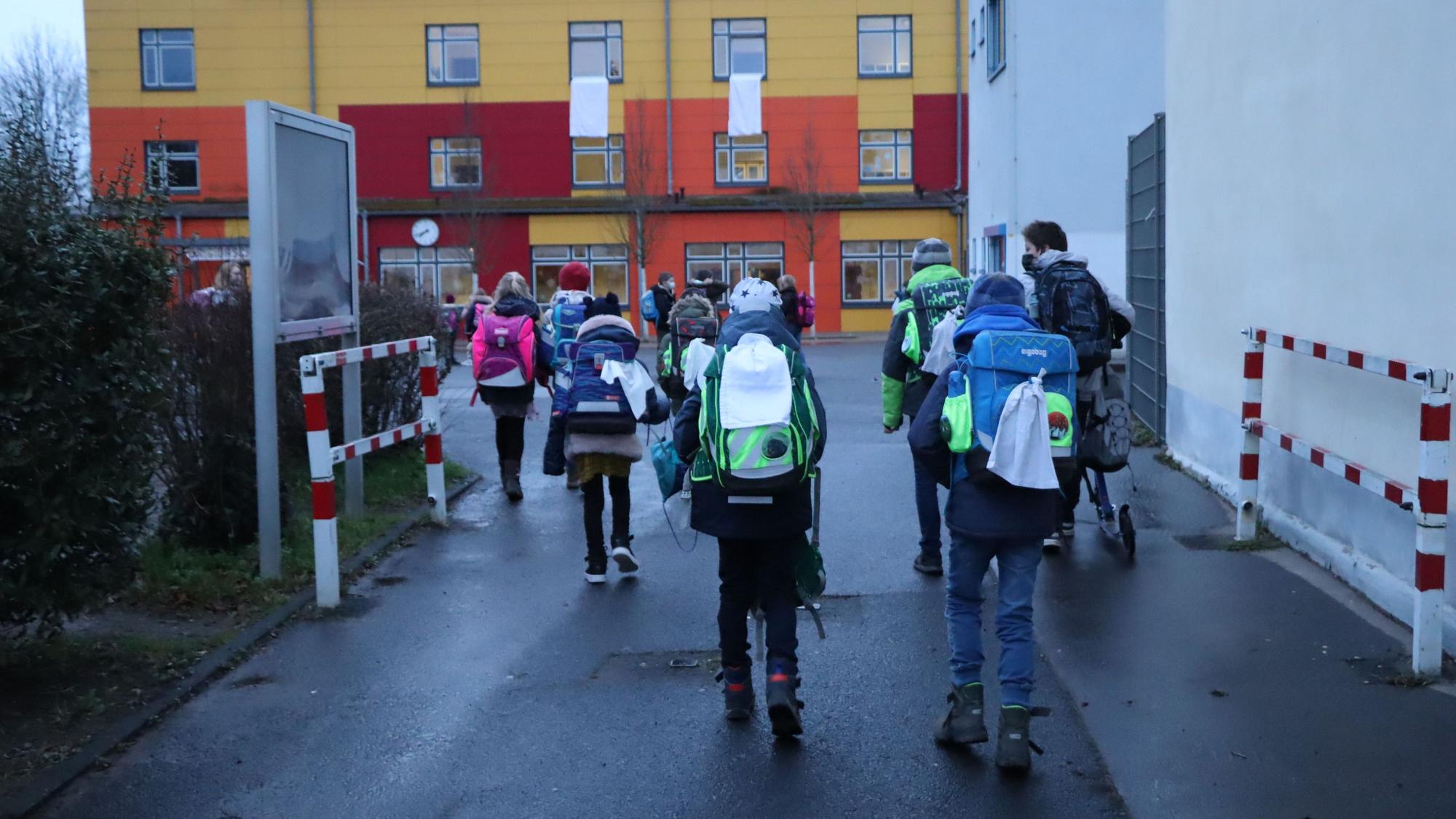 Kinder auf dem Weg in die Schule.