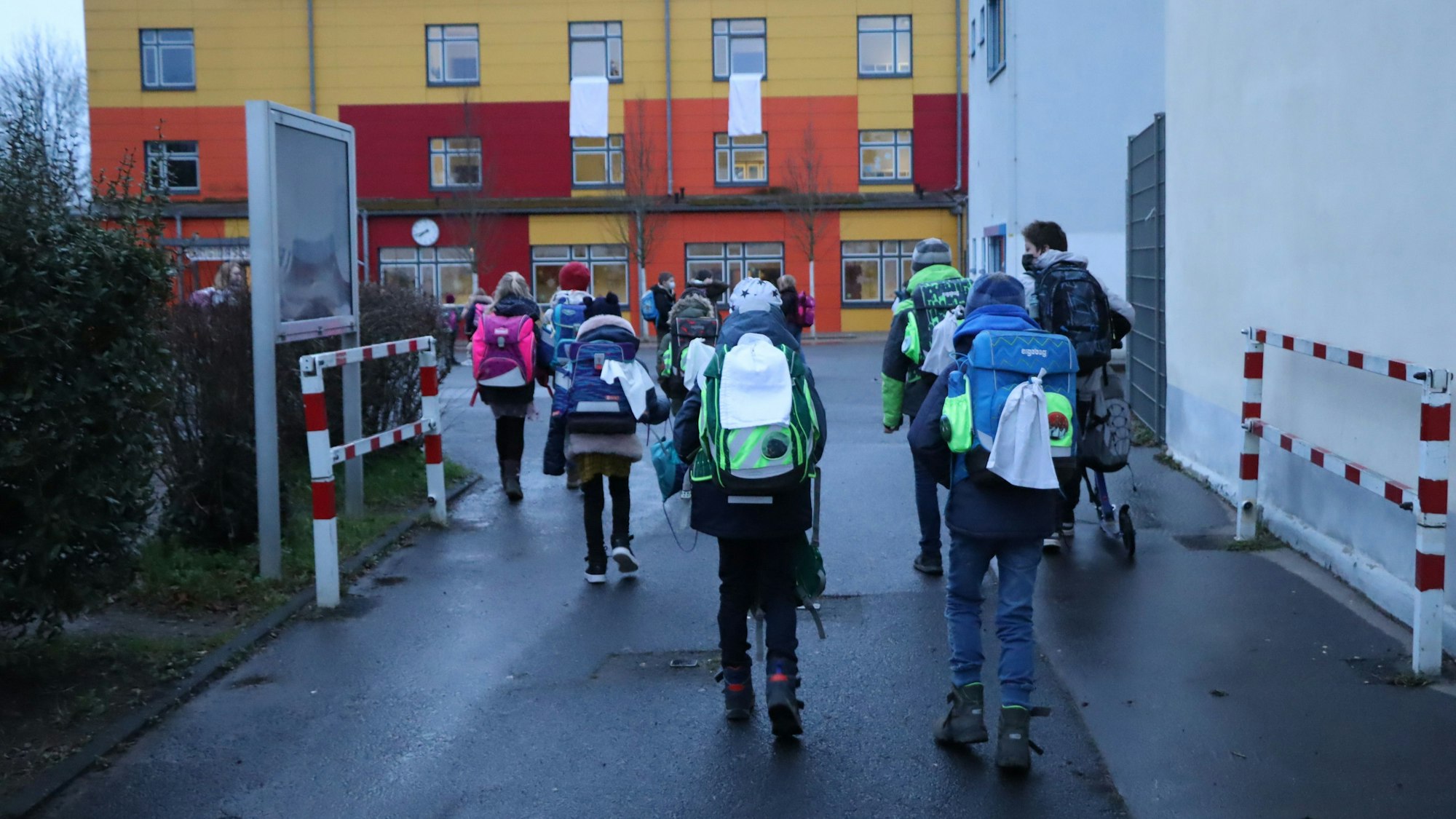 Kinder auf dem Weg in die Schule.