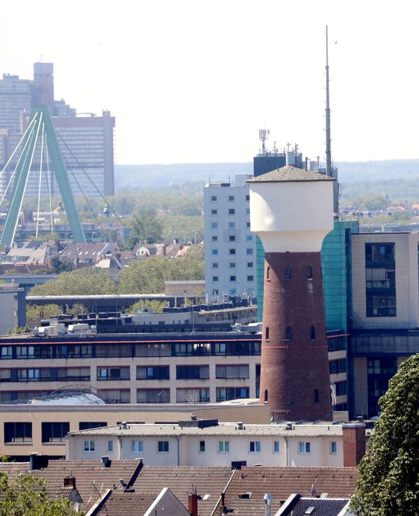 Der Wasserturm in Kalk im Hintergrund das Polizeipräsidium und die Severinsbrücke.