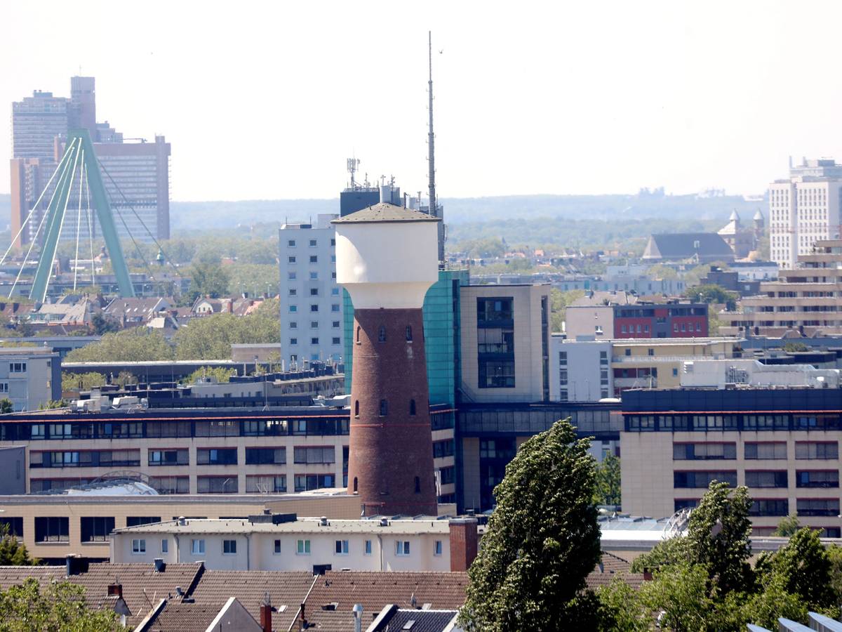 Der Wasserturm in Kalk im Hintergrund das Polizeipräsidium und die Severinsbrücke.