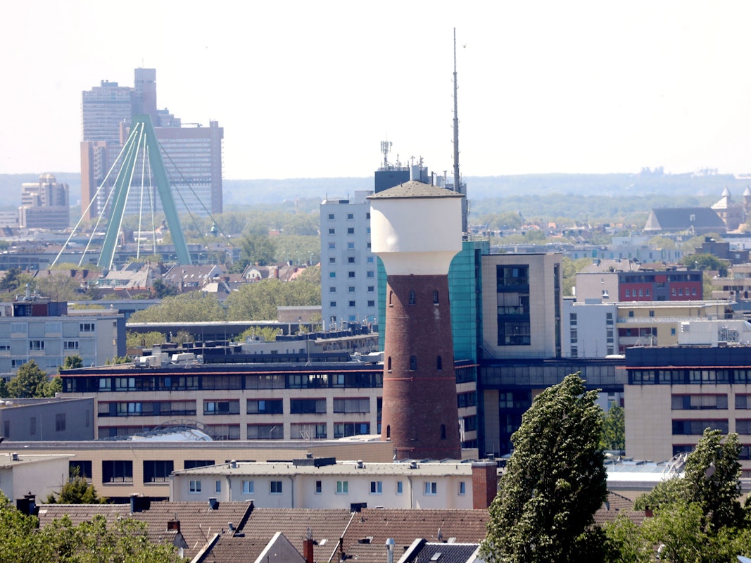 Der Wasserturm in Kalk im Hintergrund das Polizeipräsidium und die Severinsbrücke.