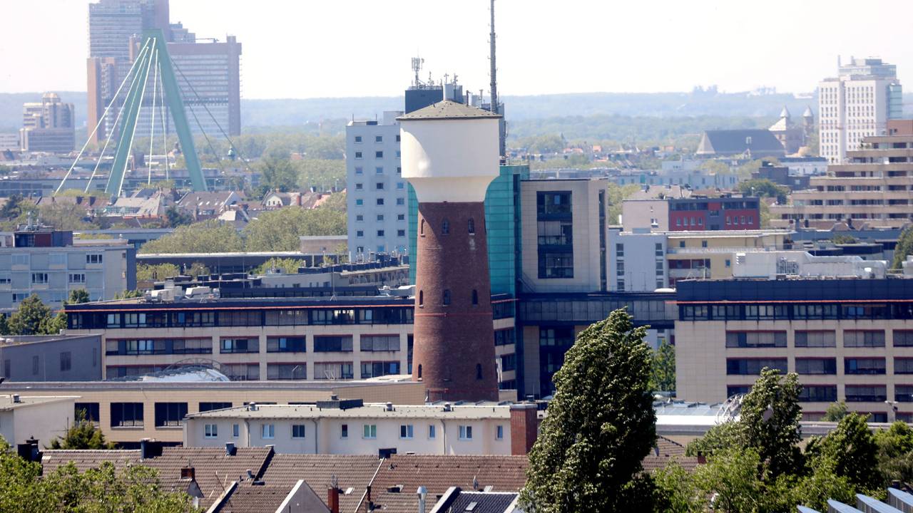 Der Wasserturm in Kalk im Hintergrund das Polizeipräsidium und die Severinsbrücke.