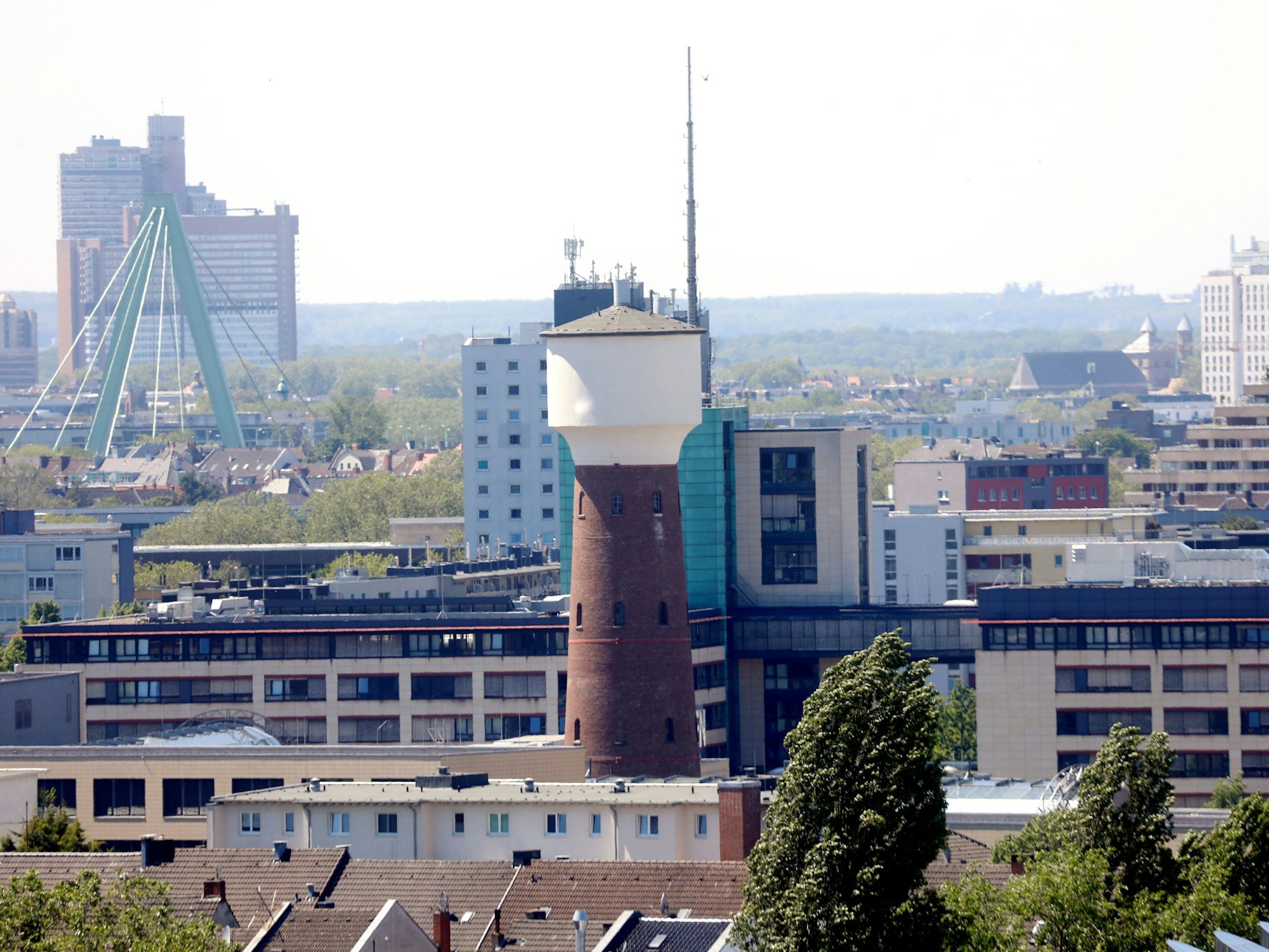 Der Wasserturm in Kalk im Hintergrund das Polizeipräsidium und die Severinsbrücke.