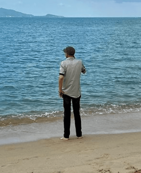„Goodbye Deutschland“-Auswanderer Matthias Bück am Strand von Koh Samui. Dieses Bild teilte der offizielle „Goodbye Deutschland“ Instagram-Account am 16. Februar (Slide 4).
