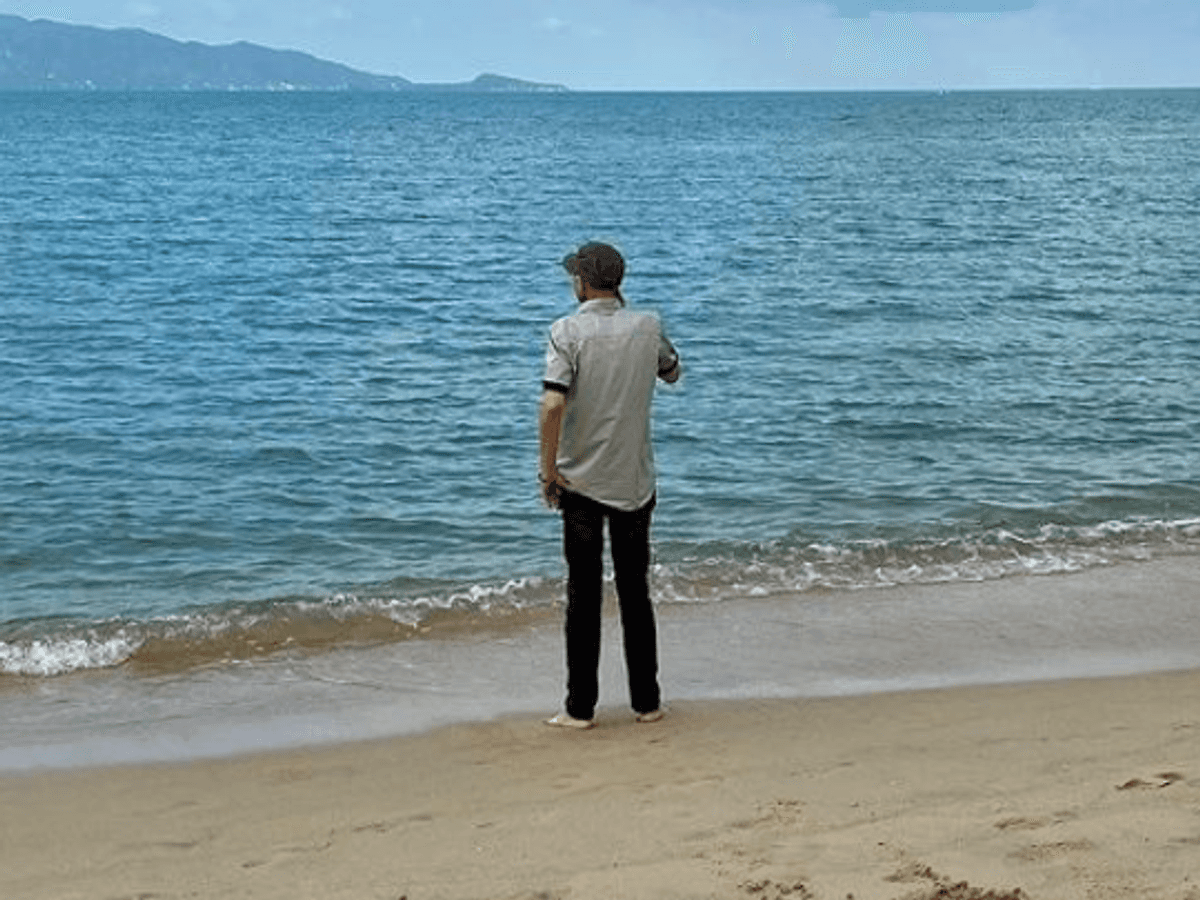 „Goodbye Deutschland“-Auswanderer Matthias Bück am Strand von Koh Samui. Dieses Bild teilte der offizielle „Goodbye Deutschland“ Instagram-Account am 16. Februar (Slide 4).