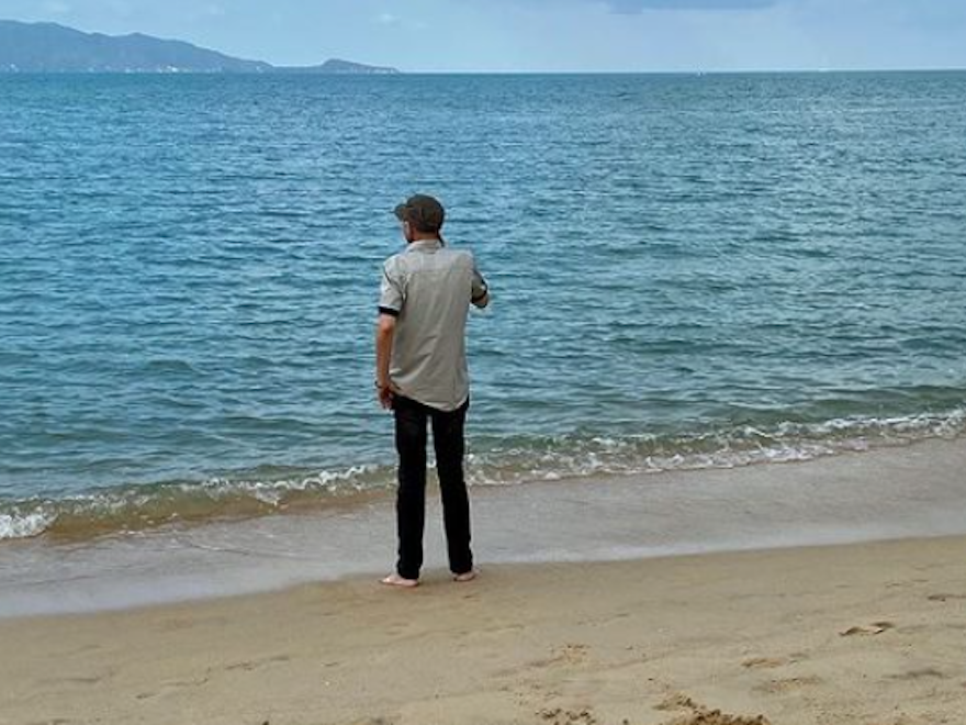 „Goodbye Deutschland“-Auswanderer Matthias Bück am Strand von Koh Samui. Dieses Bild teilte der offizielle „Goodbye Deutschland“ Instagram-Account am 16. Februar (Slide 4).