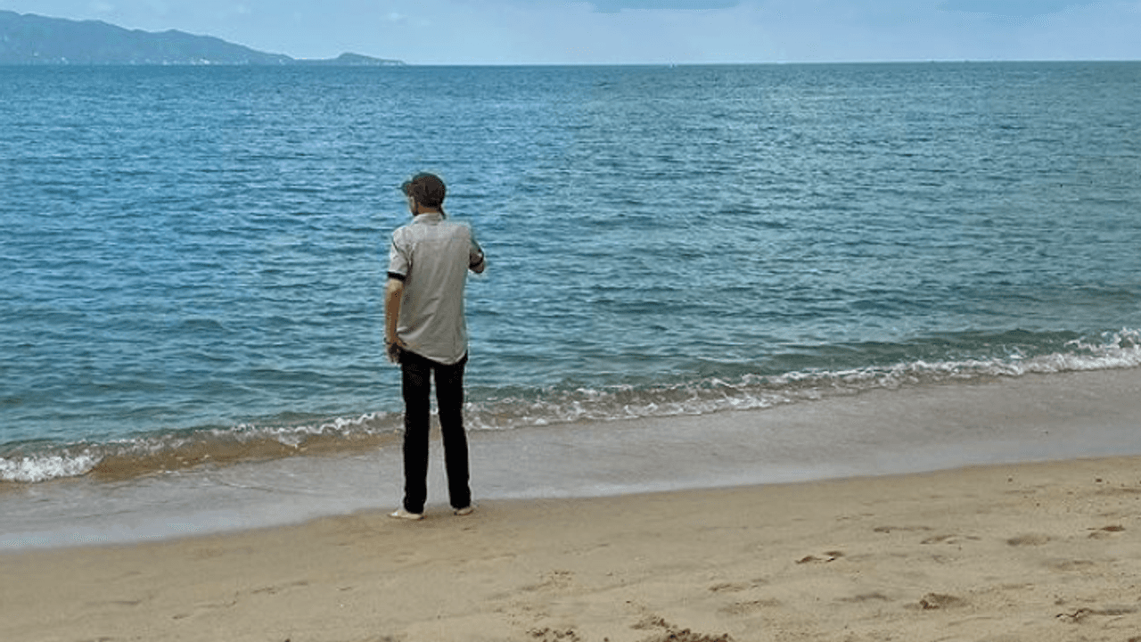 „Goodbye Deutschland“-Auswanderer Matthias Bück am Strand von Koh Samui. Dieses Bild teilte der offizielle „Goodbye Deutschland“ Instagram-Account am 16. Februar (Slide 4).