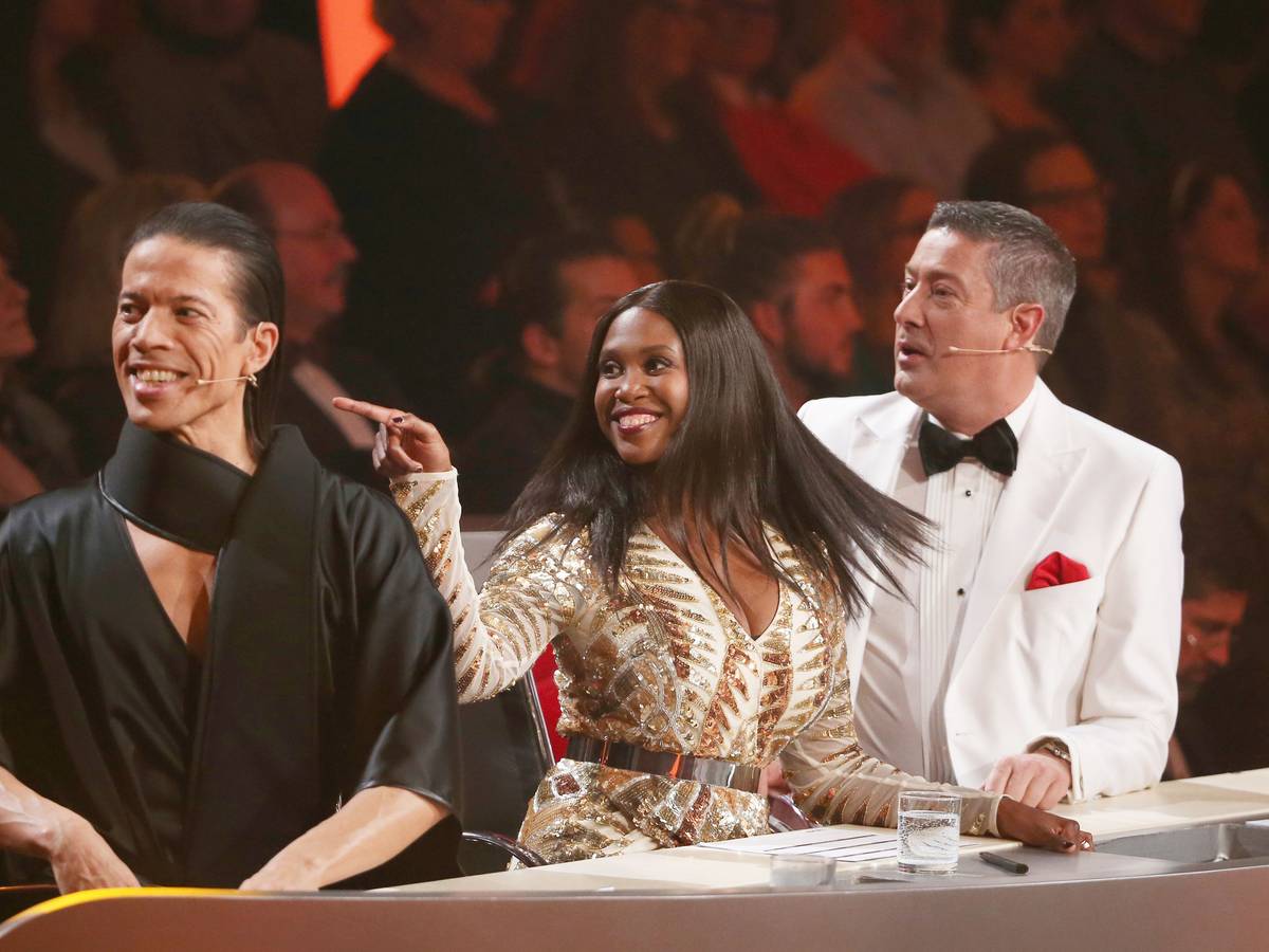 Die „Let's Dance“-Juroren Jorge Gonzalez, Motsi Mabuse und Joachim Llambi sitzen am Jurypult.