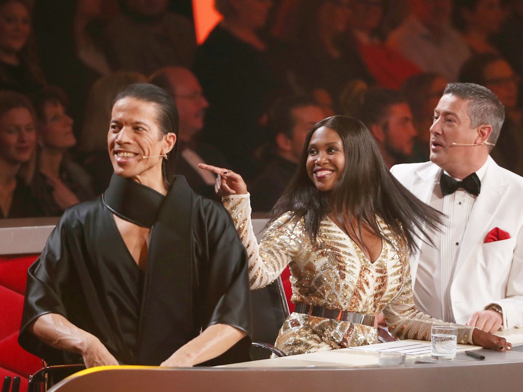 Die „Let's Dance“-Juroren Jorge Gonzalez, Motsi Mabuse und Joachim Llambi sitzen am Jurypult.