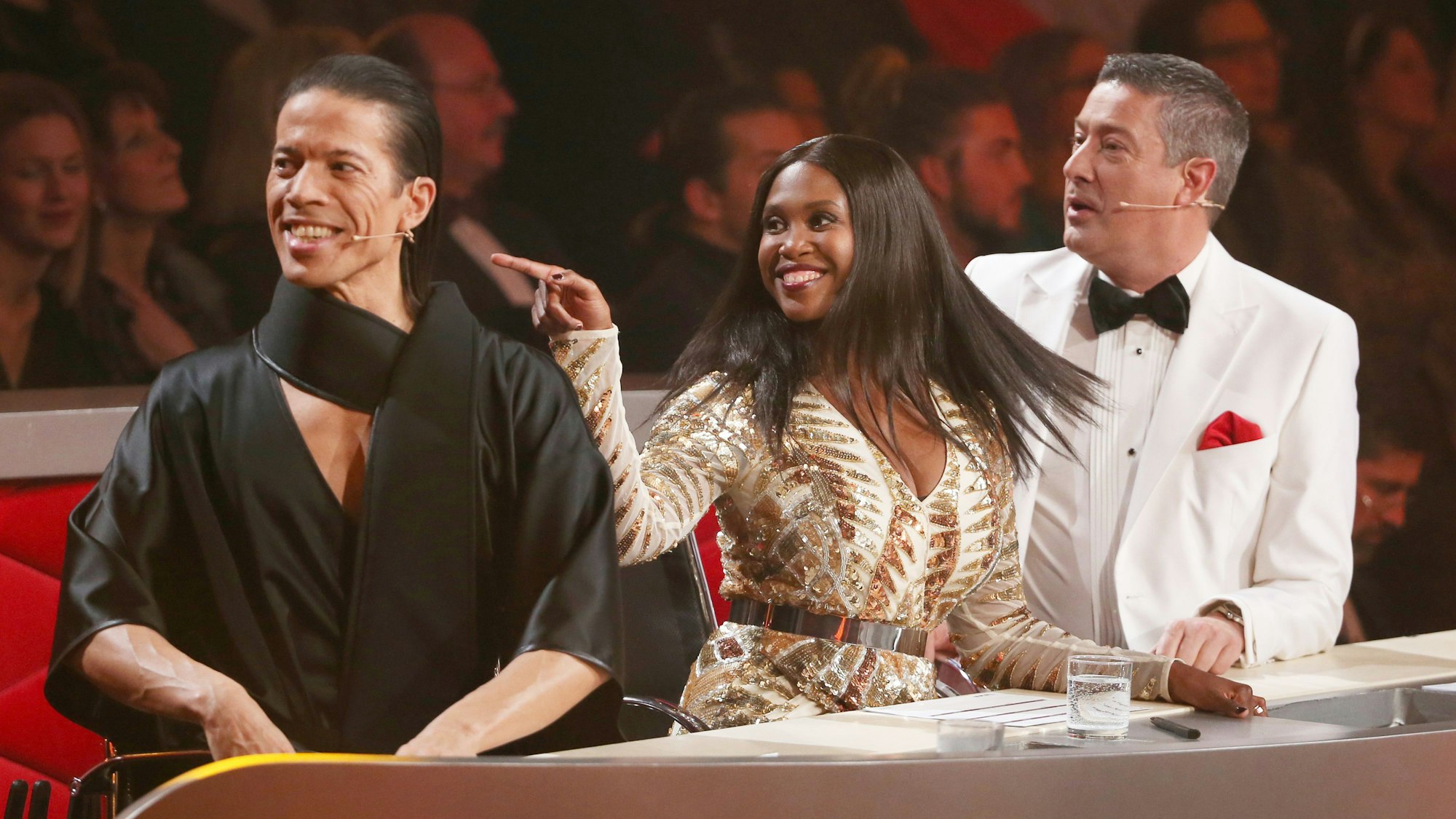 Die Jurymitglieder Jorge Gonzalez (l-r), Motsi Mabuse und Joachim Llambi lächeln am 24.02.2017 im Coloneum in Köln (Nordrhein-Westfalen) in der RTL-Tanzshow «Let's Dance».