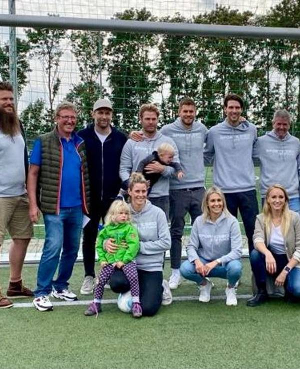 Stiftungs-Paten stehen in einem Fußballtor.