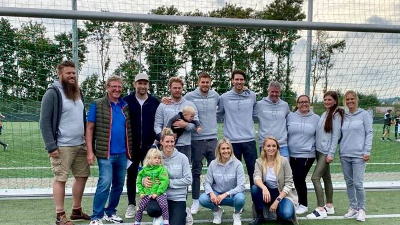 Stiftungs-Paten stehen in einem Fußballtor.