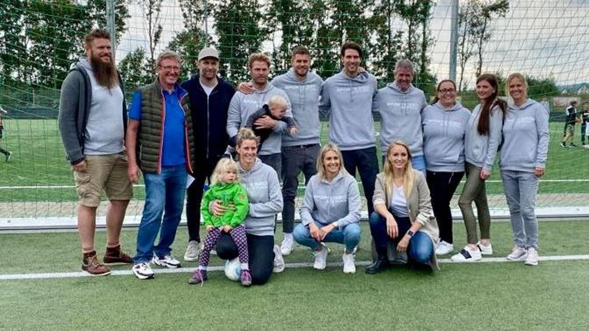 Stiftungs-Paten stehen in einem Fußballtor.