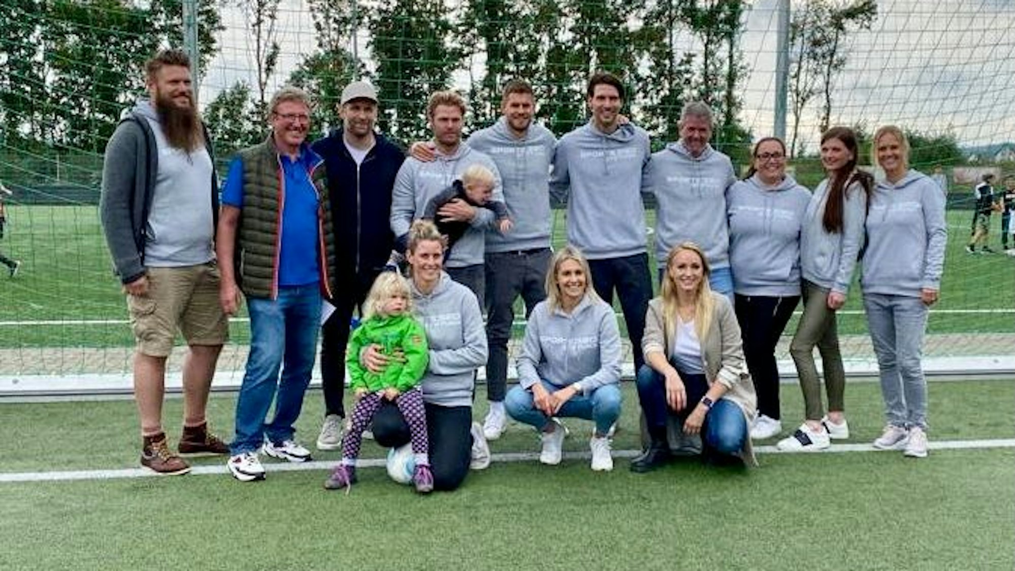 Stiftungs-Paten stehen in einem Fußballtor.