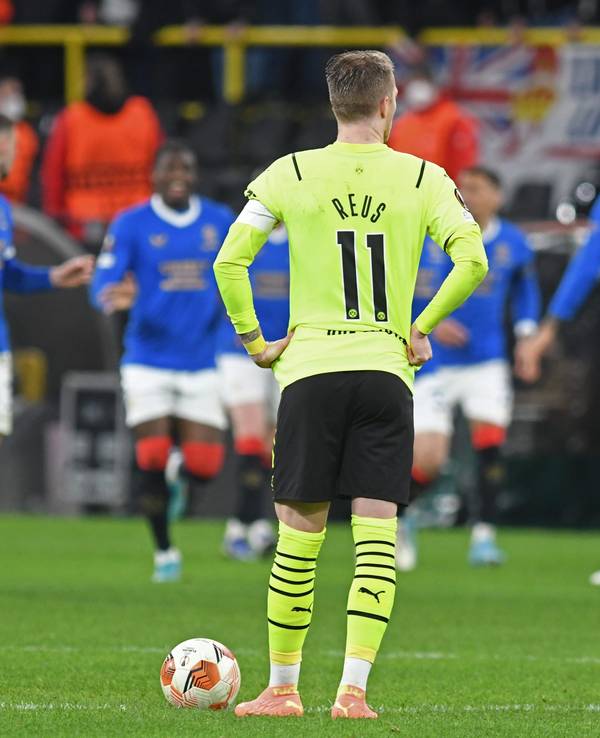 Dortmunds Mittelfeldspieler Marco Reus reagiert auf das 1:4 während im Hintergrund Glasgower Spieler darüber jubeln.