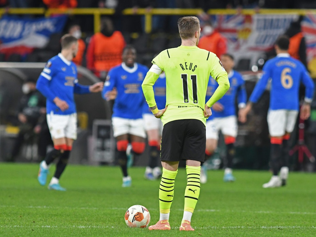 Dortmunds Mittelfeldspieler Marco Reus reagiert auf das 1:4 während im Hintergrund Glasgower Spieler darüber jubeln.