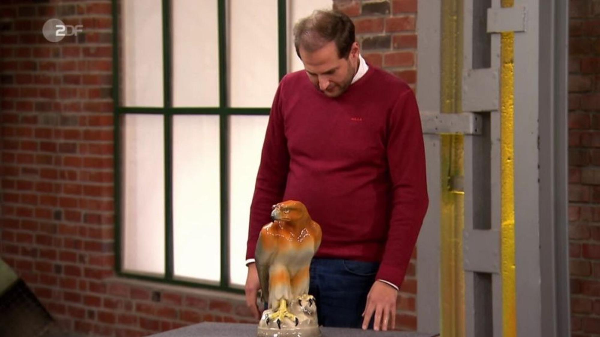 Julian Schmitz-Avila begutachtet einen Steinadler aus Keramik.
Screenshot: ZDF