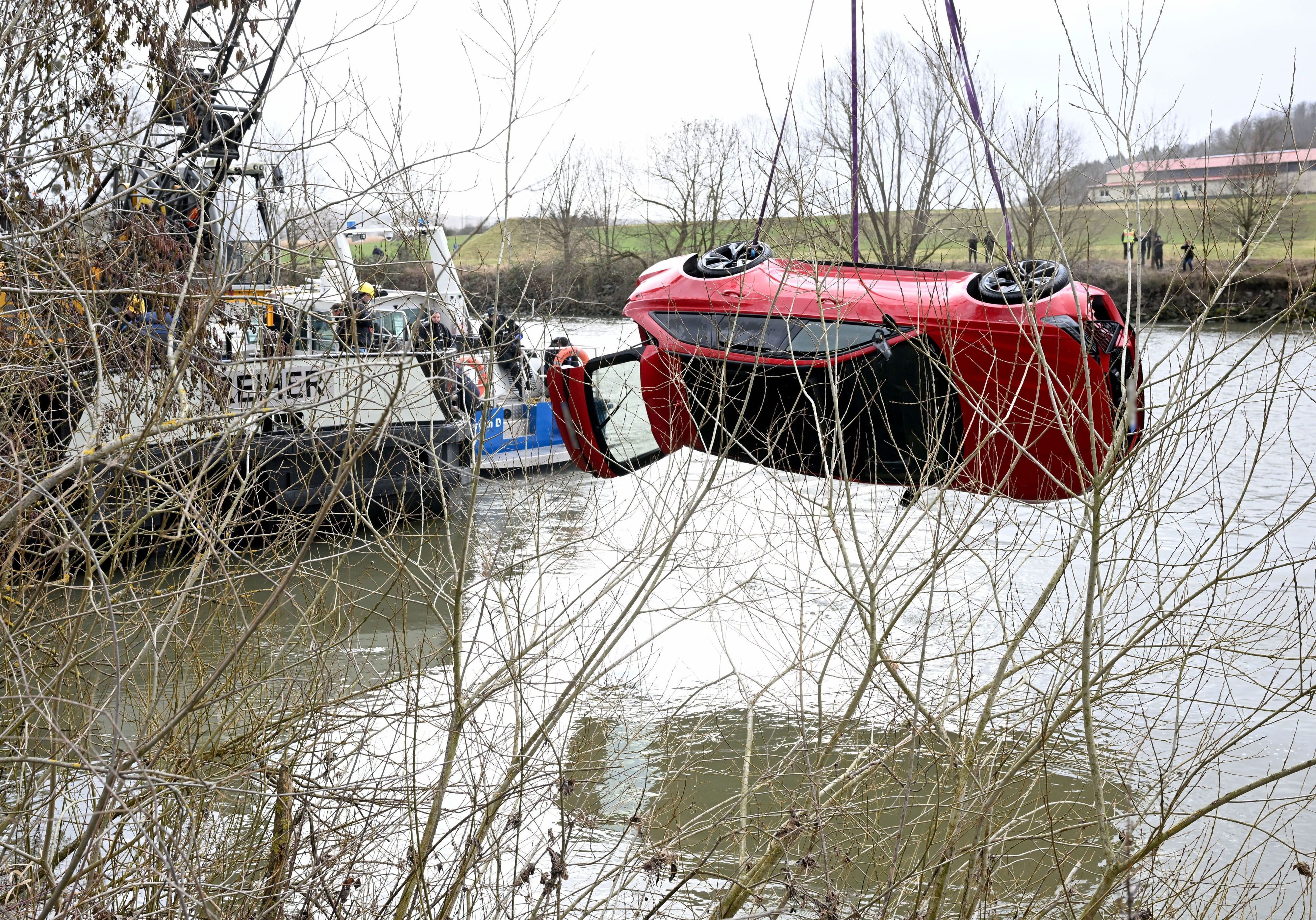 Einsatzkräfte bergen am 17. Februar 2022 ein Auto aus dem Neckar, das Tage zuvor nach einem missglückten Parkmanöver versenkt wurde. Der Fahrer konnte sich retten.