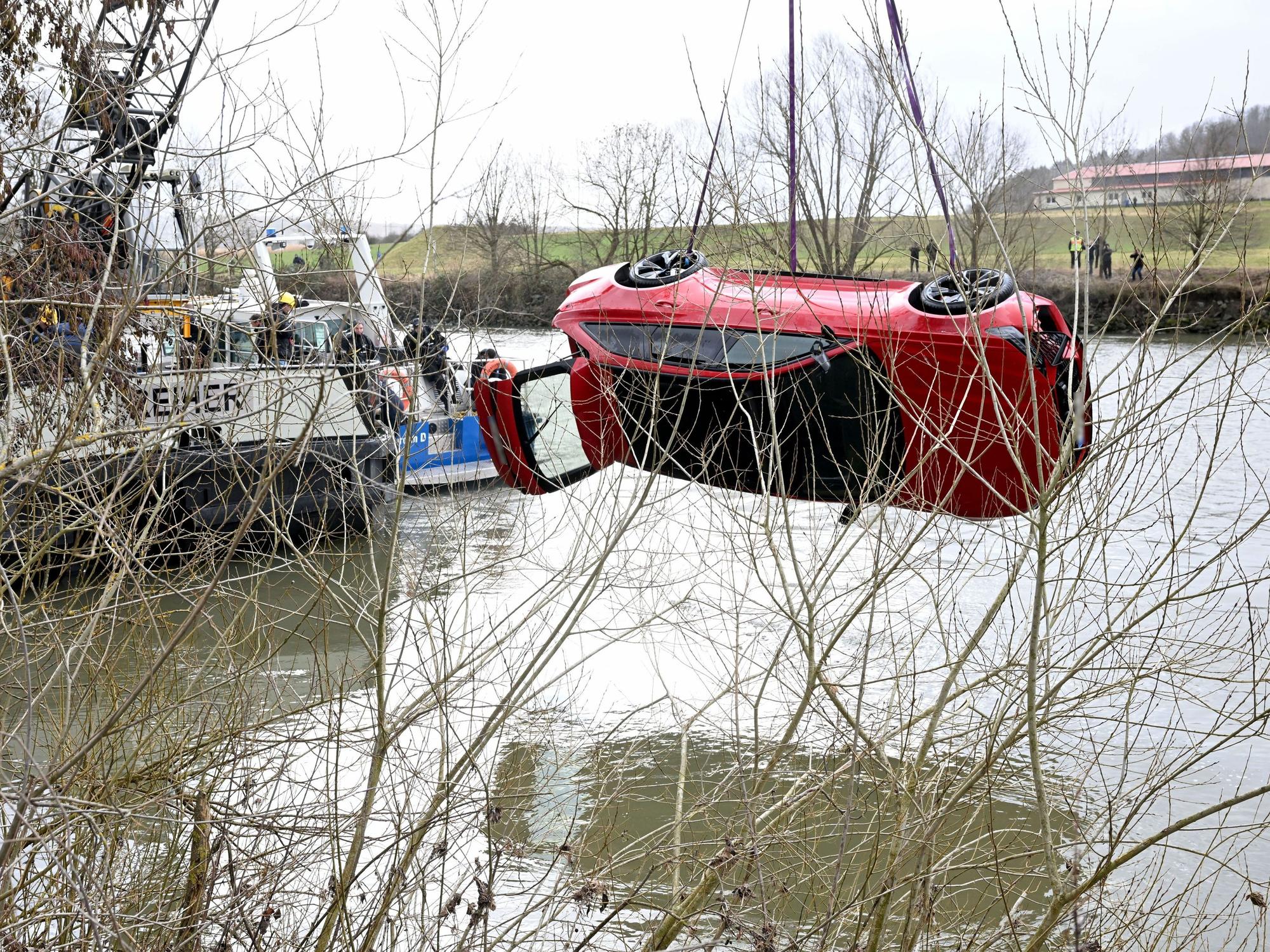 Einsatzkräfte bergen am 17. Februar 2022 ein Auto aus dem Neckar, das Tage zuvor nach einem missglückten Parkmanöver versenkt wurde. Der Fahrer konnte sich retten.