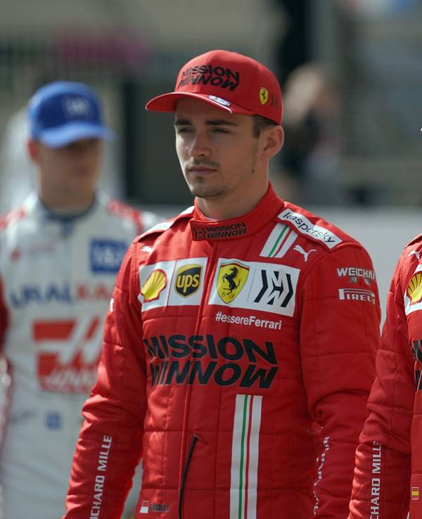 Formel 1: Auftakt der Testfahrten, International Circuit von Sakhir. Carlos Sainz Jr (r) von Scuderia Ferrari steht neben seinem Teamkollegen Charles Leclerc.