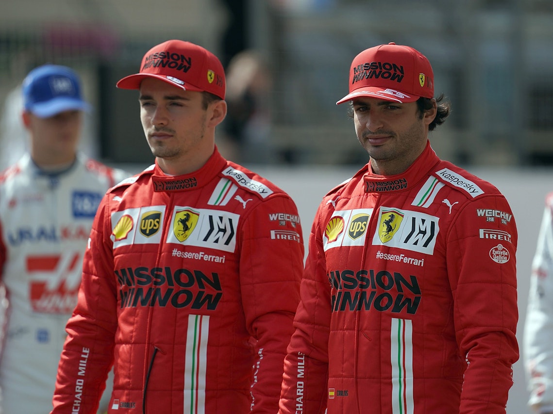 Formel 1: Auftakt der Testfahrten, International Circuit von Sakhir. Carlos Sainz Jr (r) von Scuderia Ferrari steht neben seinem Teamkollegen Charles Leclerc.