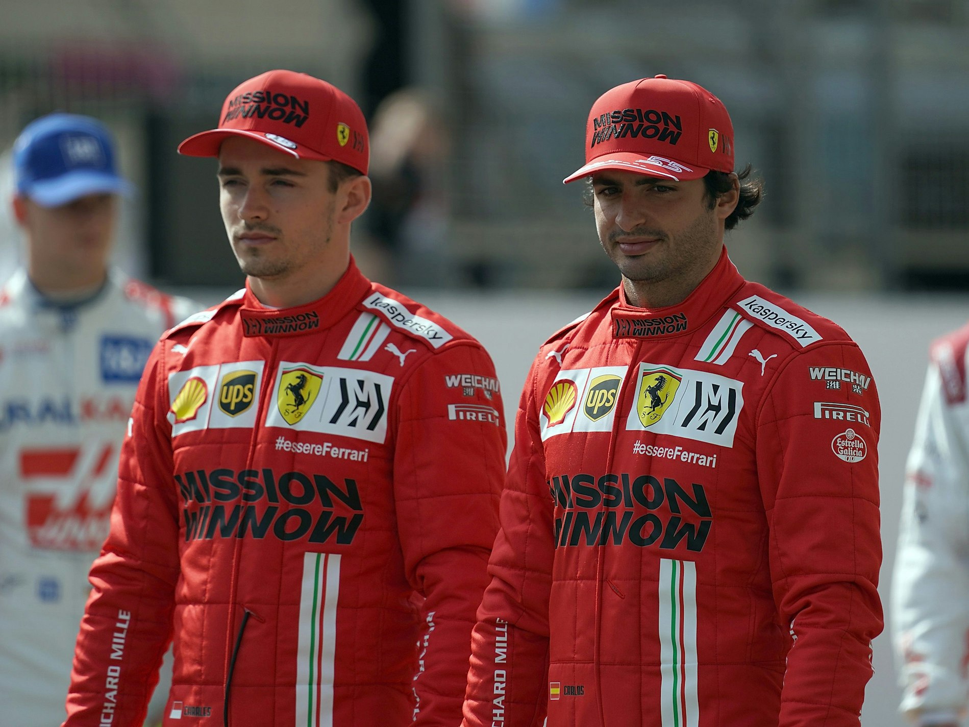 Formel 1: Auftakt der Testfahrten, International Circuit von Sakhir. Carlos Sainz Jr (r) von Scuderia Ferrari steht neben seinem Teamkollegen Charles Leclerc.