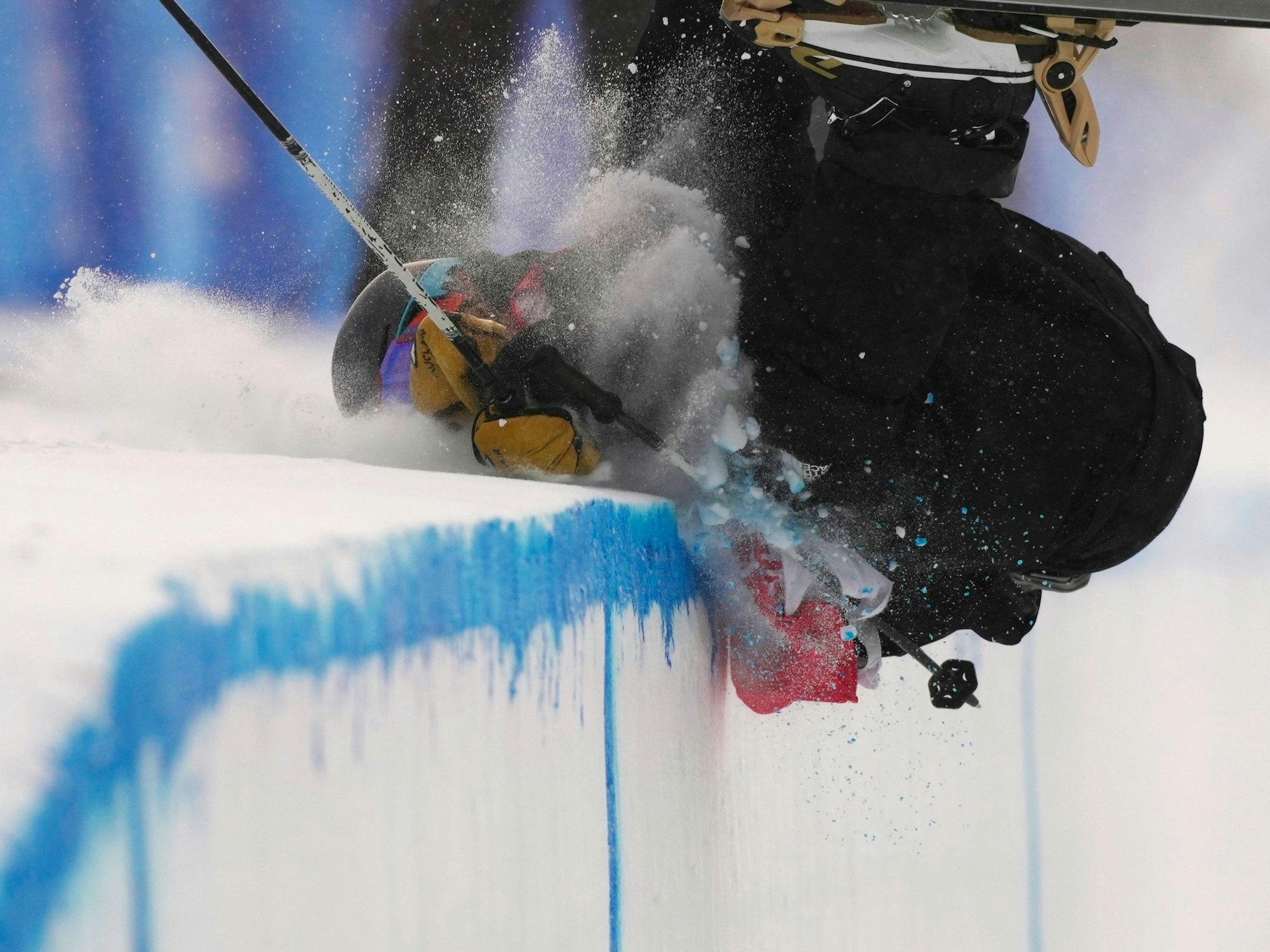 Der Neuseeländer Ben Harrington kracht in der Halfpipe-Qualifikation der Männer am 17. Februar 2022 auf den Rand der Schanze.