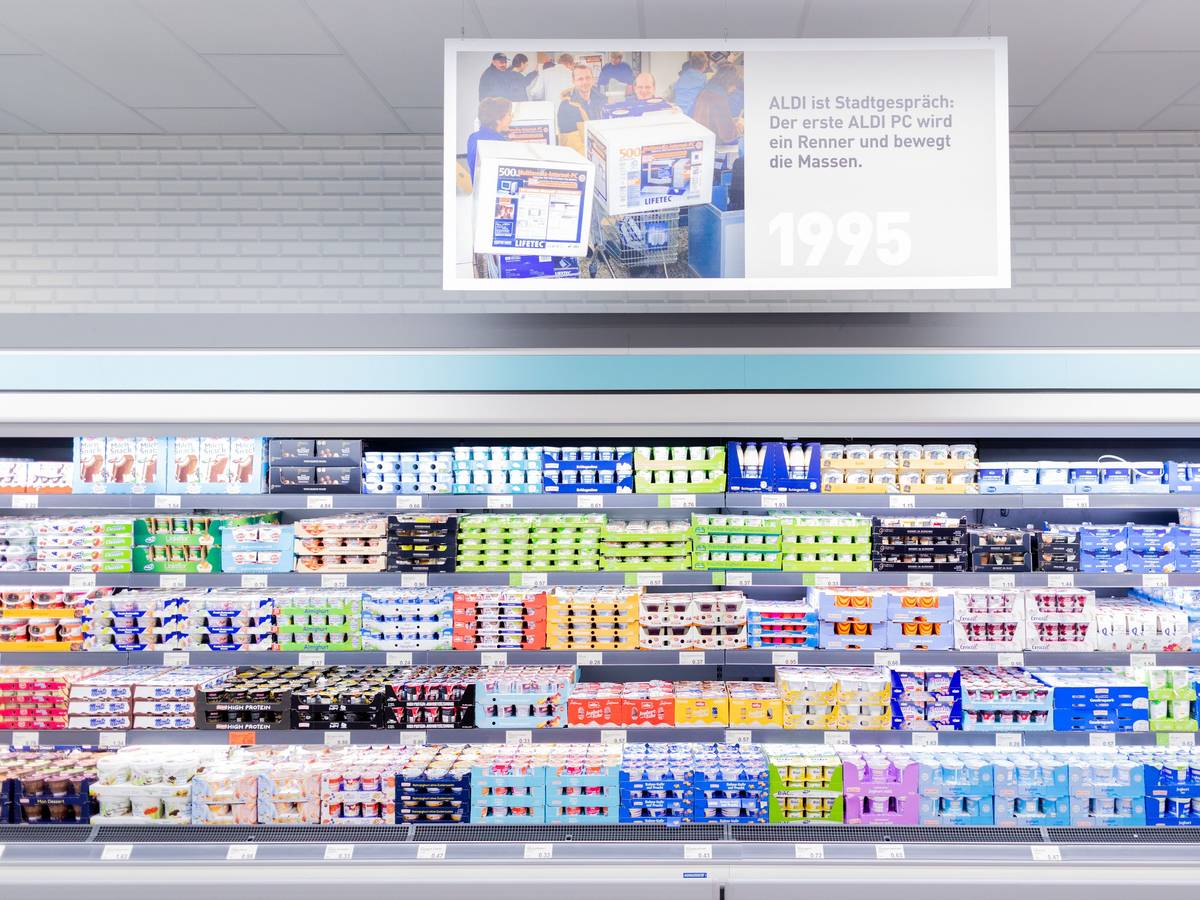 Blick in die neue Aldi-Filiale in Essen, in der Nähe des mittlerweile geschlossenen Stammhauses (Archivfoto vom Dezember 2020): Aldi hat zuletzt erneut die Milchpreise erhöht, auch die Konkurrenz zieht wohl nach. Branchenexperten vermuten, dass das erst der Anfang sein könnte.