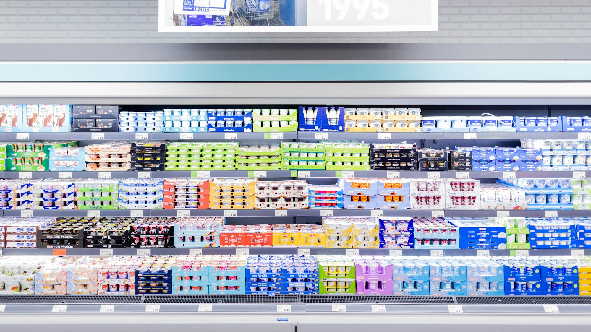 Blick in die neue Aldi-Filiale in Essen, in der Nähe des mittlerweile geschlossenen Stammhauses (Archivfoto vom Dezember 2020): Aldi hat zuletzt erneut die Milchpreise erhöht, auch die Konkurrenz zieht wohl nach. Branchenexperten vermuten, dass das erst der Anfang sein könnte.