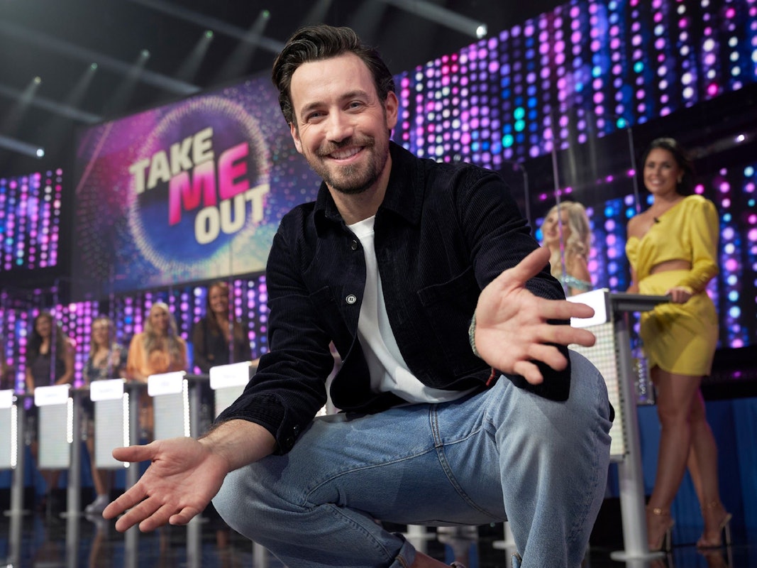 Moderator Jan Köppen in der neuen Staffel „Take Me Out“. In der Show begeisterte besonders Kandidat Robert mit seinem Aussehen.