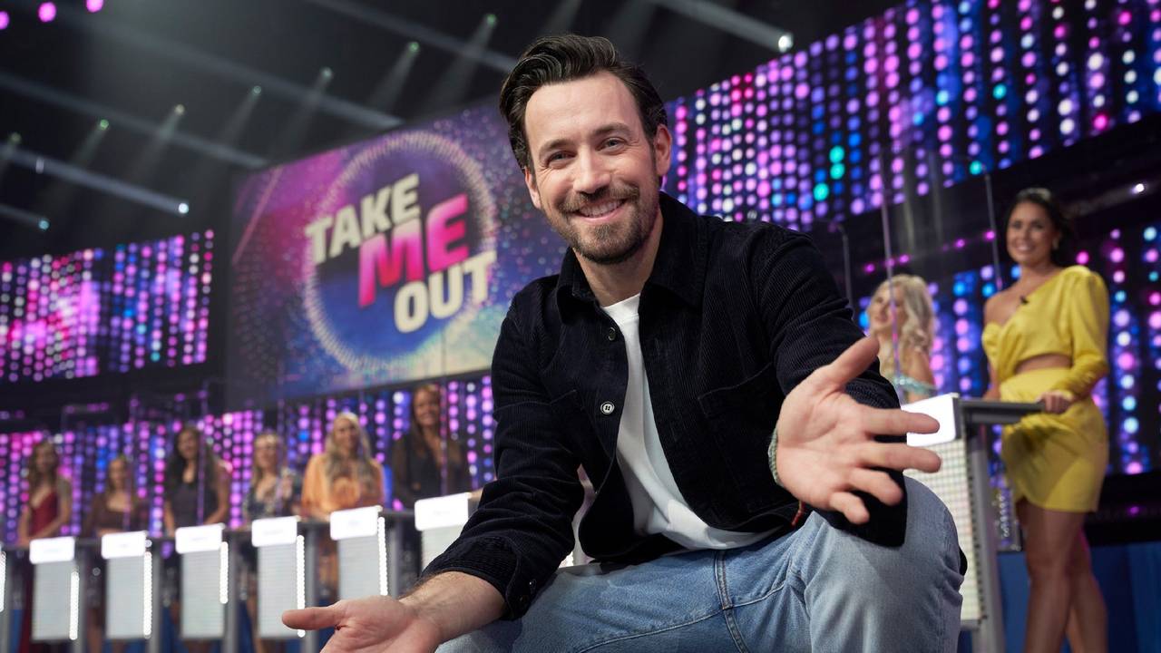 Moderator Jan Köppen in der neuen Staffel „Take Me Out“. In der Show begeisterte besonders Kandidat Robert mit seinem Aussehen.