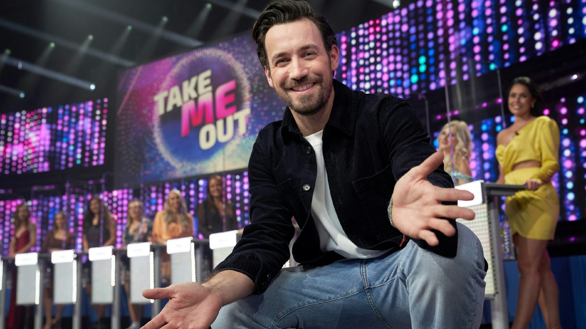 Moderator Jan Köppen in der neuen Staffel „Take Me Out“. In der Show begeisterte besonders Kandidat Robert mit seinem Aussehen.
