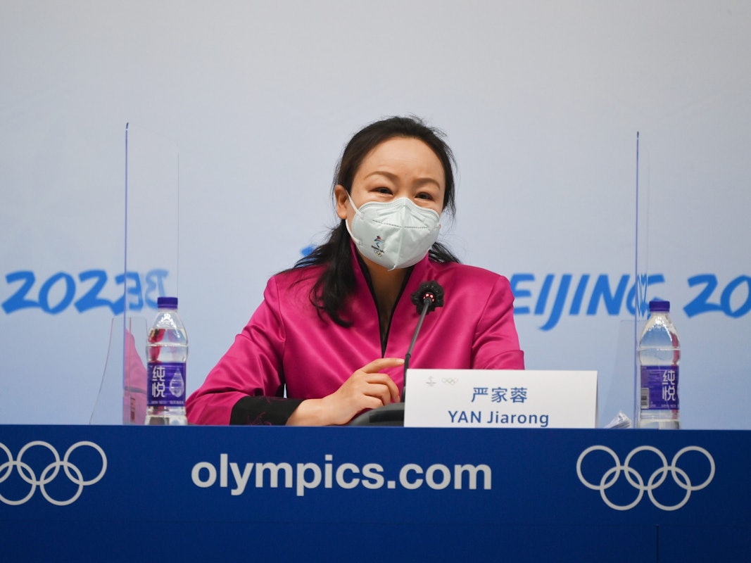 Yan Jiarong, Sprecherin des Pekinger Organisationskomitees für die Olympischen und Paralympischen Winterspiele 2022 (BOCOG), spricht während einer Pressekonferenz im Hauptmedienzentrum für die Olympischen Winterspiele 2022 am 1. Februar 2022.