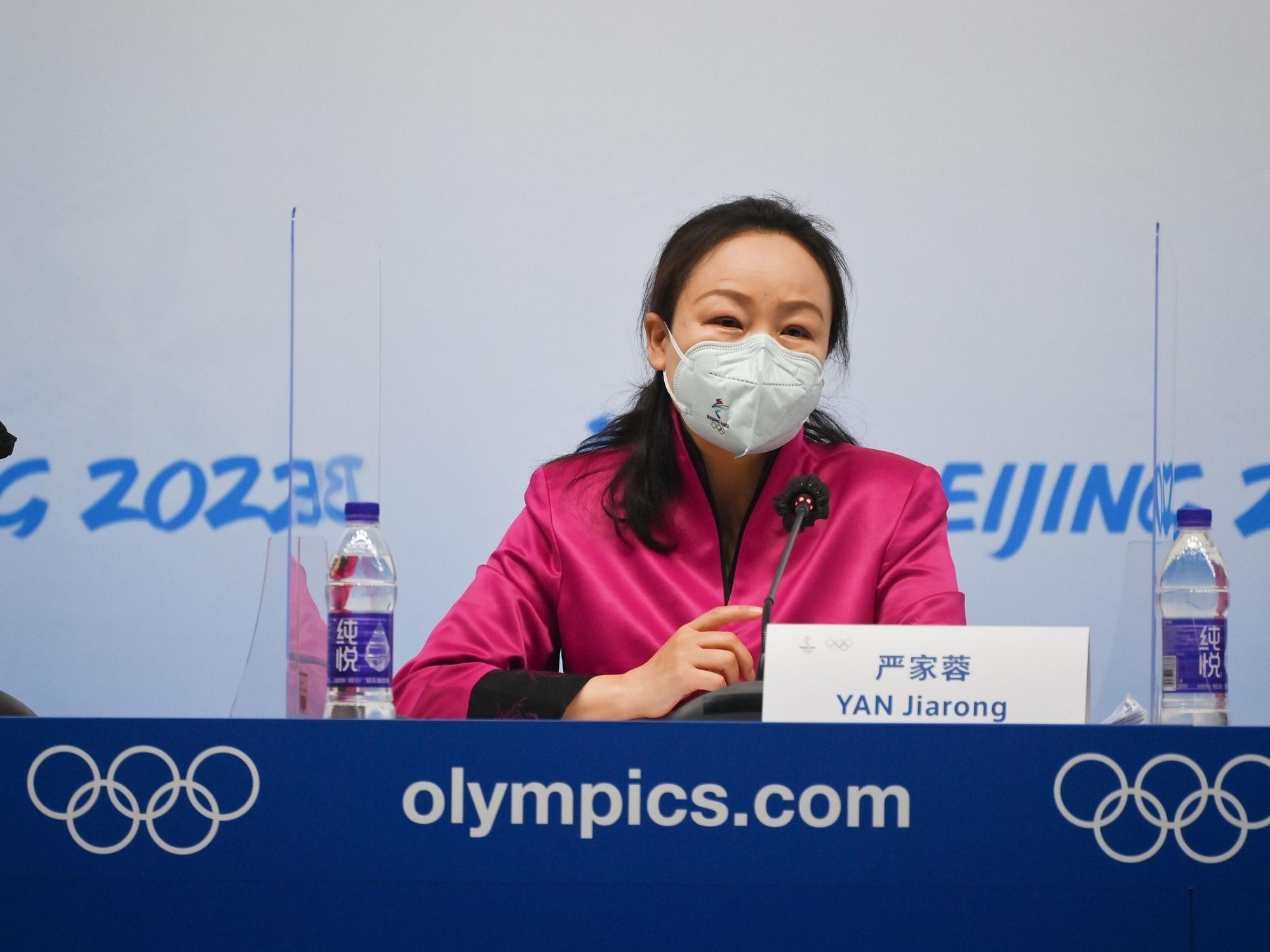 Yan Jiarong, Sprecherin des Pekinger Organisationskomitees für die Olympischen und Paralympischen Winterspiele 2022 (BOCOG), spricht während einer Pressekonferenz im Hauptmedienzentrum für die Olympischen Winterspiele 2022 am 1. Februar 2022.