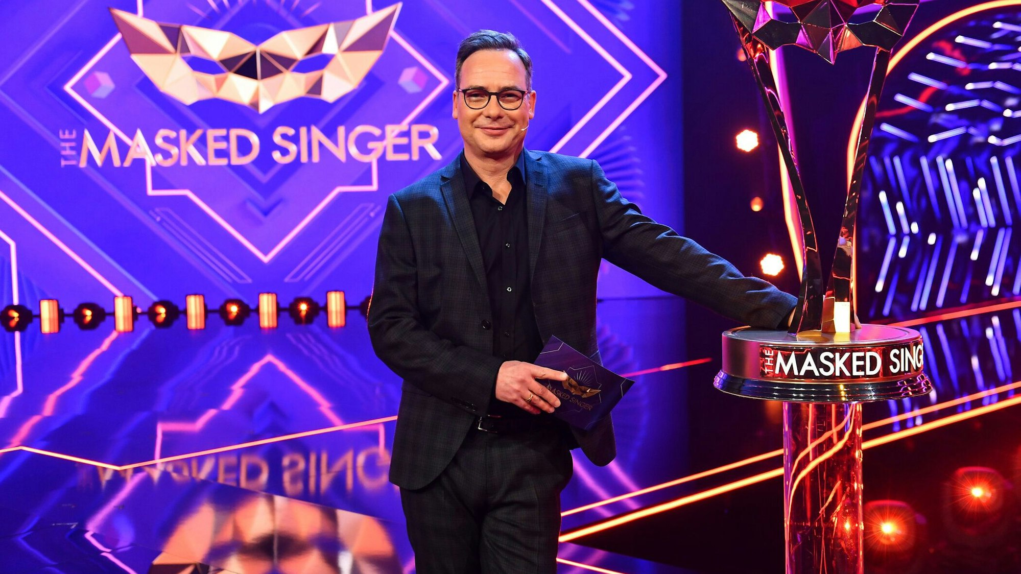 Matthias Opdenhövel wird auch die 6. Staffel „The Masked Singer“ präsentieren. Eine Besonderheit: Ein Kostüm wurde von einem Show-Fan entworfen.