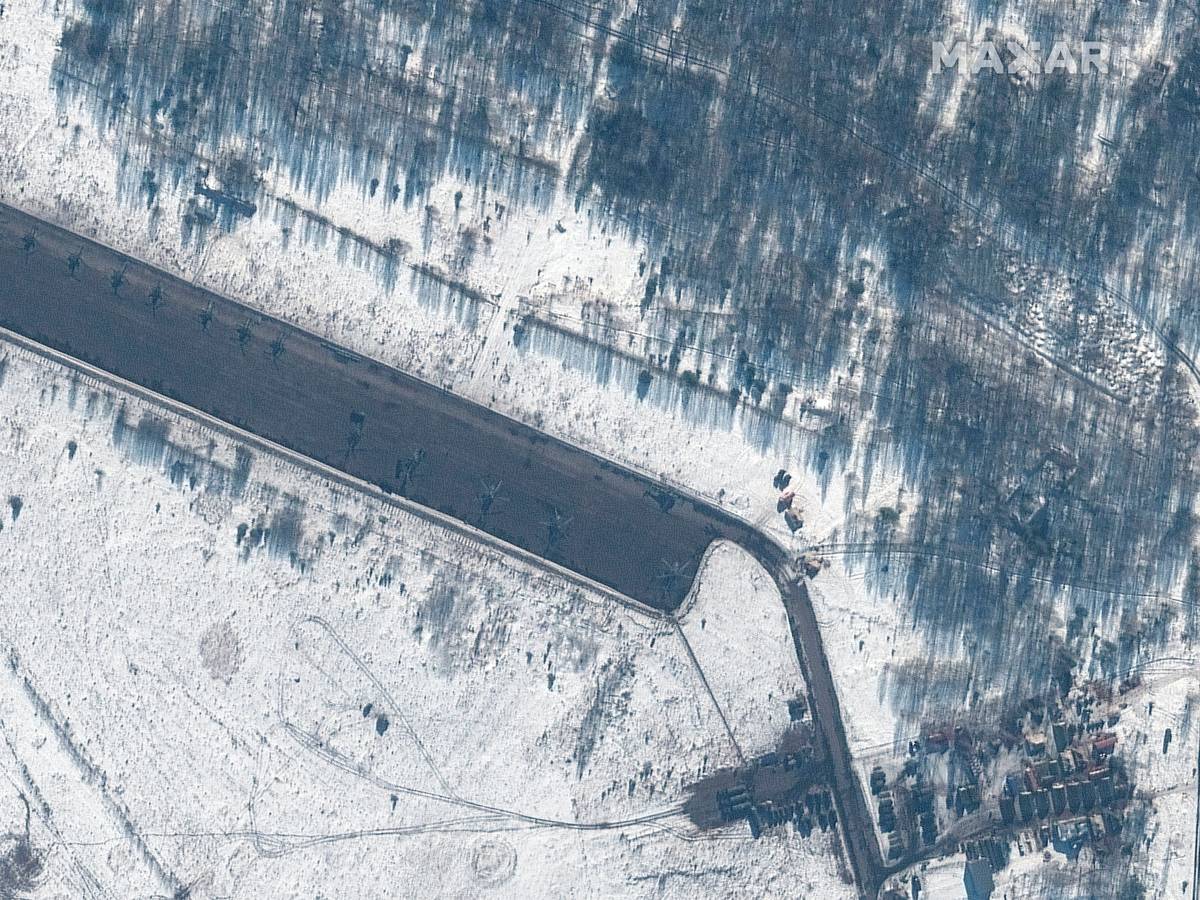 Militärhubschrauber auf dem Flugplatz Zyabrovka in Weißrussland.