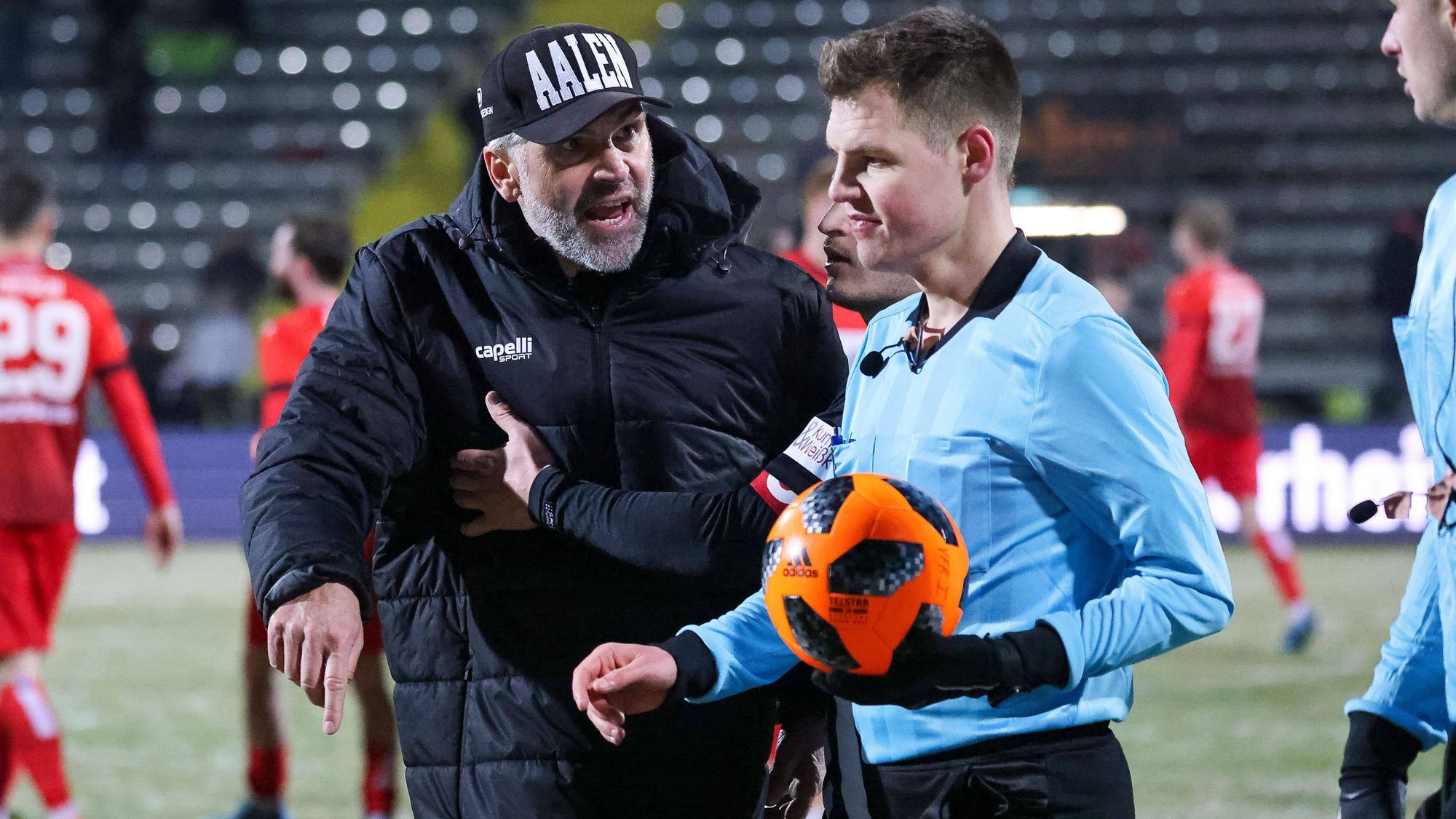 Uwe Wolf wütend beim Schiedsrichter nach der Partie VfR Aalen – TSG Balingen am 11. Februar 2022.