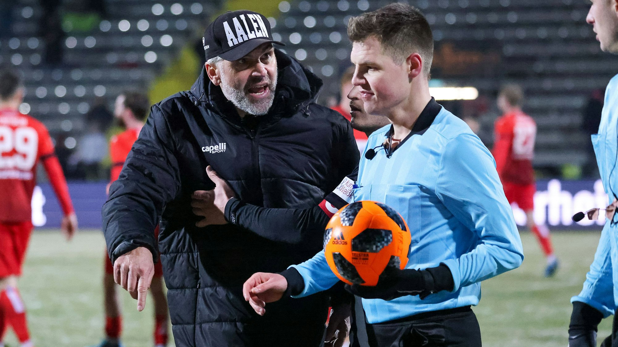 Uwe Wolf wütend beim Schiedsrichter nach der Partie VfR Aalen – TSG Balingen am 11. Februar 2022.