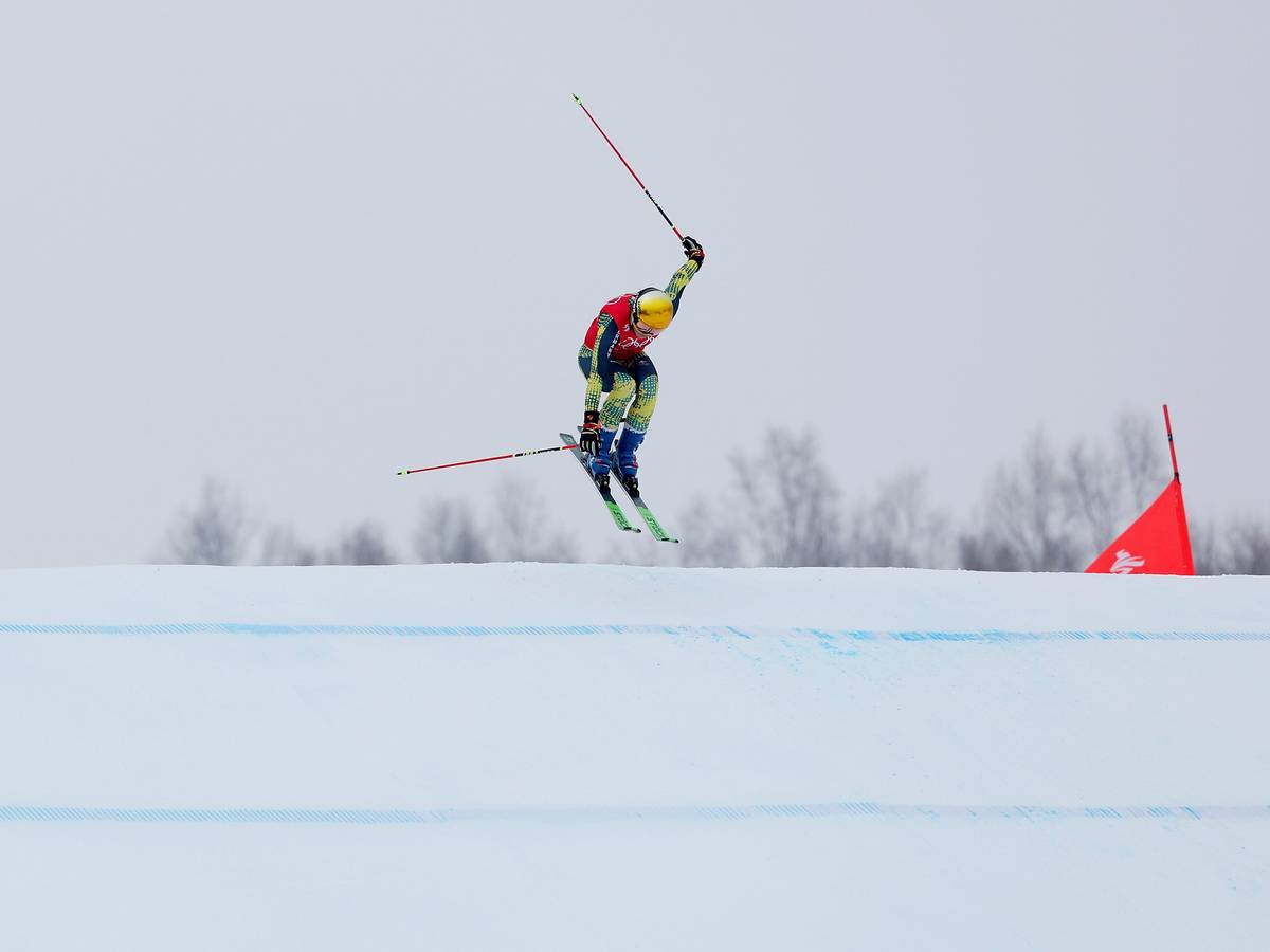 Daniela Maier fliegt über die Piste.
