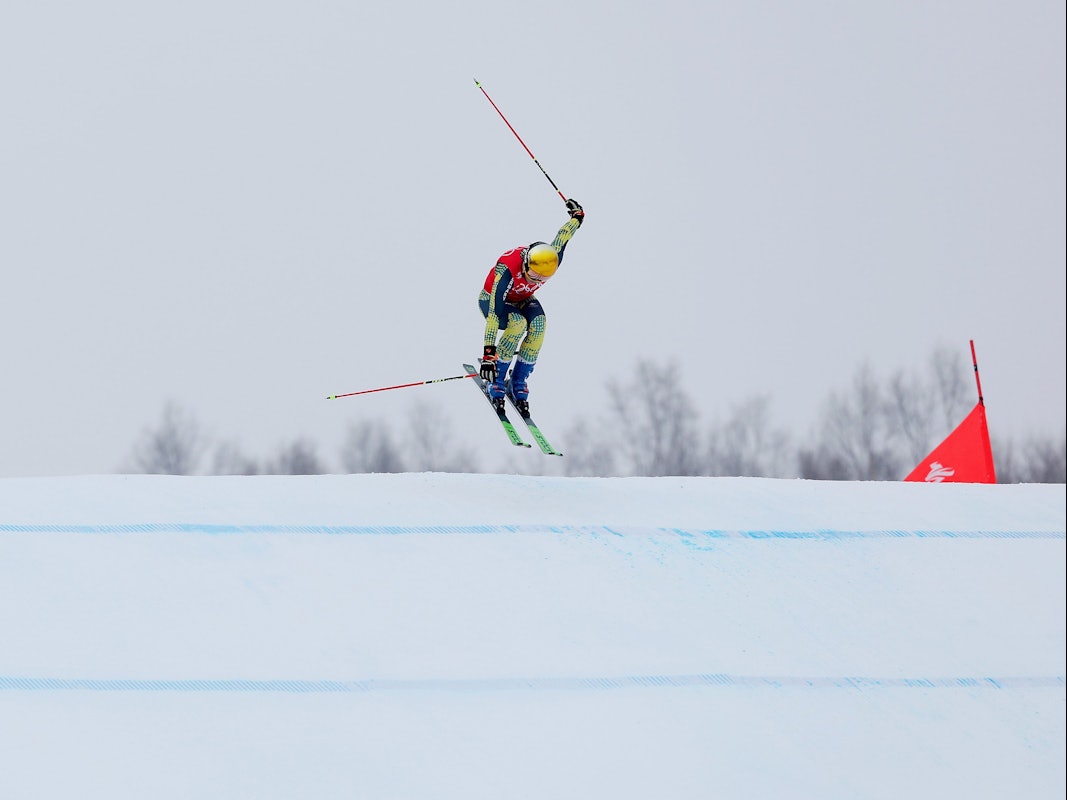 Daniela Maier fliegt über die Piste.
