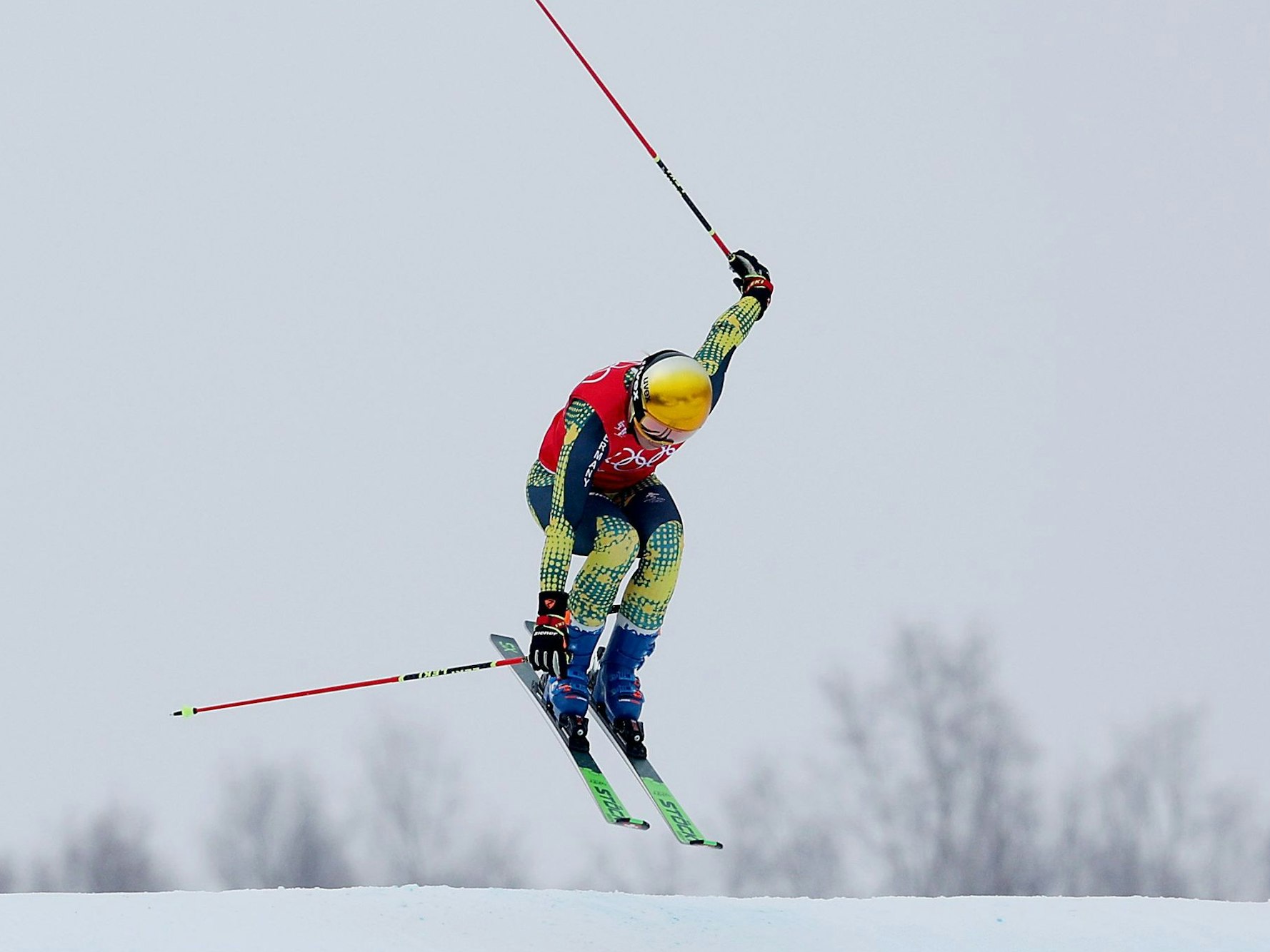 Daniela Maier fliegt über die Piste.