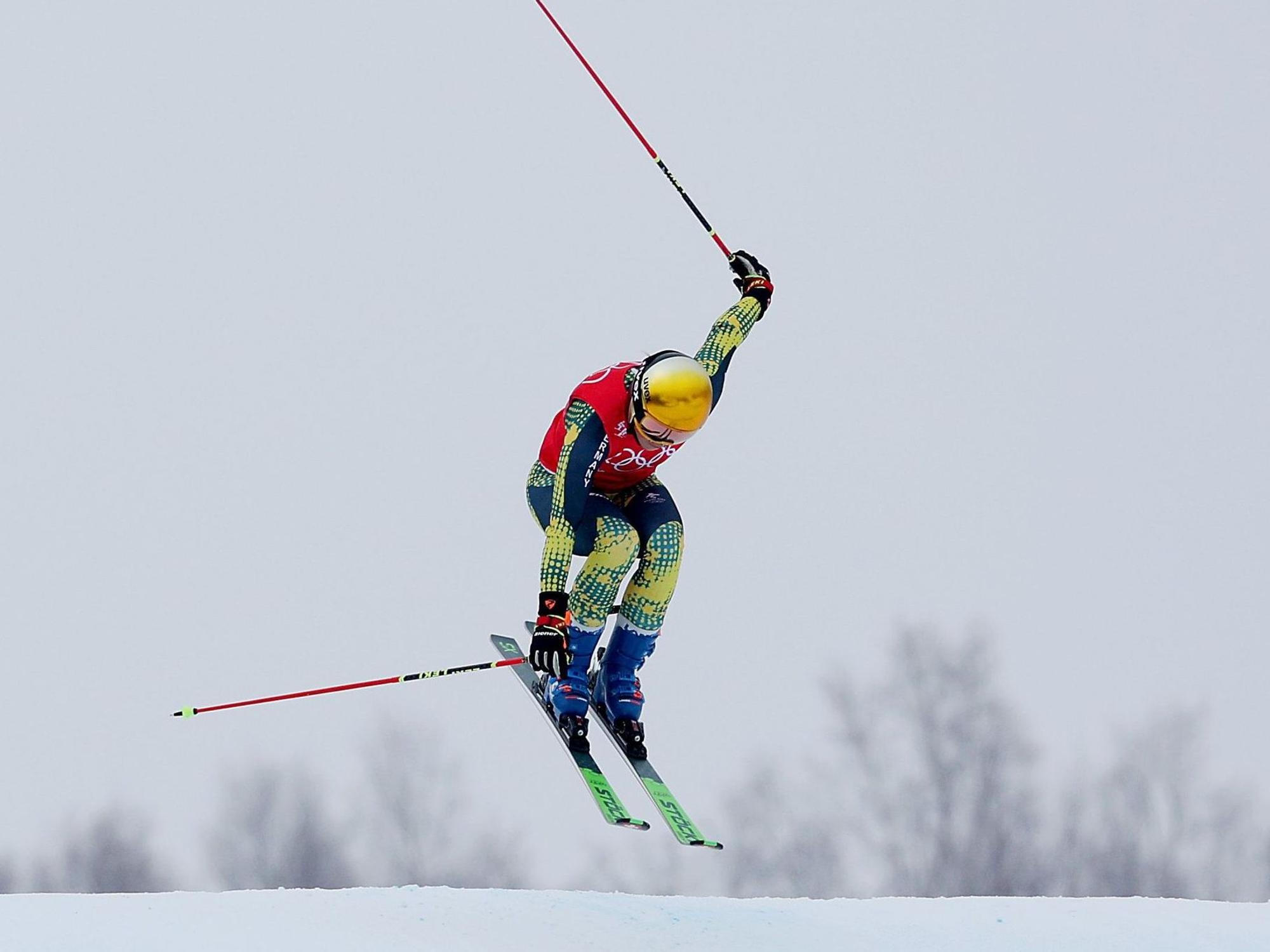 Daniela Maier fliegt über die Piste.