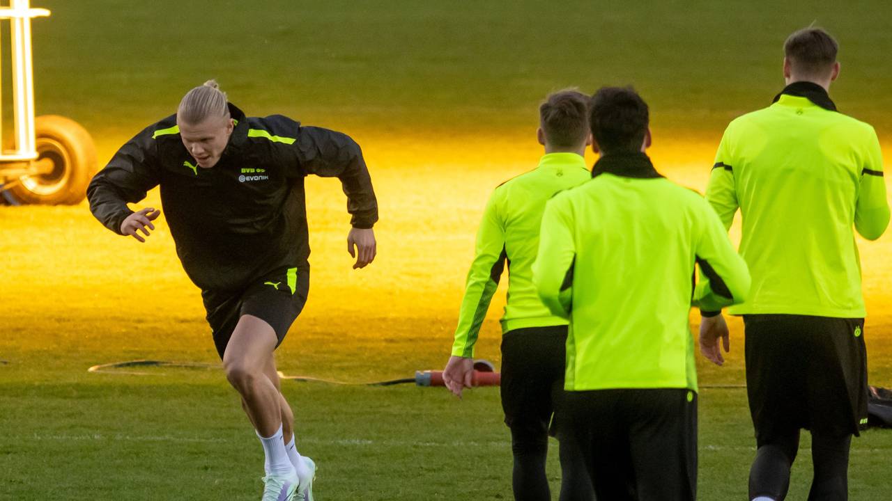 Erling Haaland absolviert eine Laufübung beim BVB-Training
