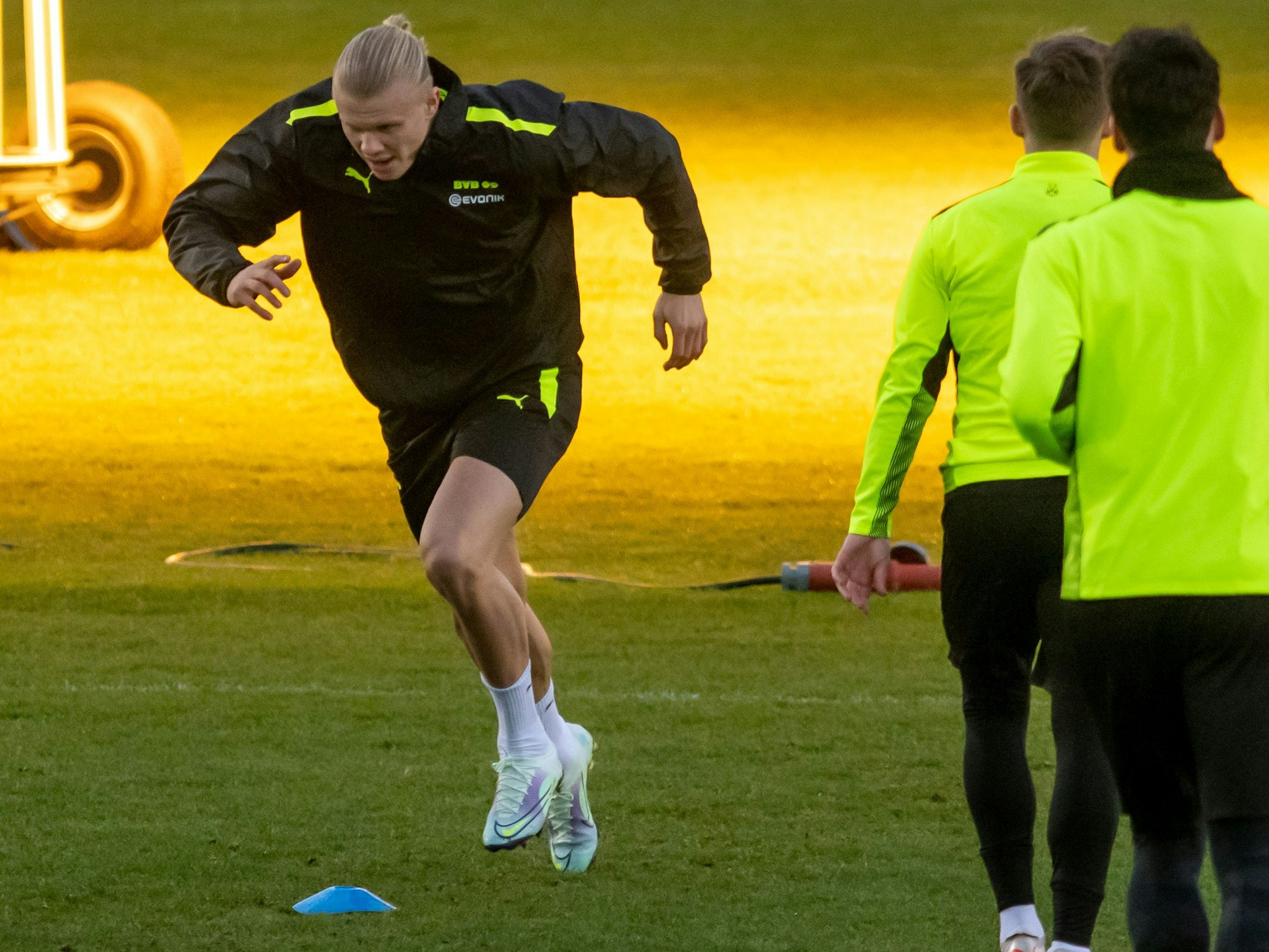 Erling Haaland absolviert eine Laufübung beim BVB-Training