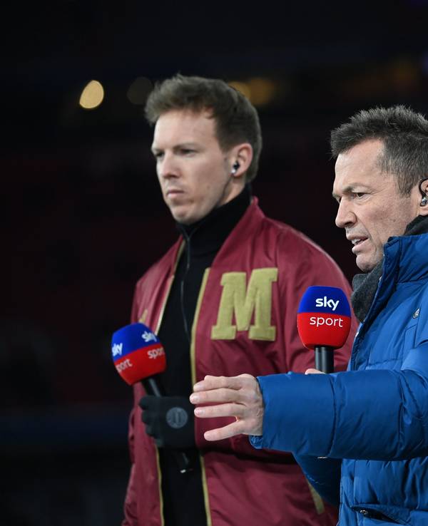 Trainer Julian Nagelsmann (l) vom FC Bayern beim Interview mit Lothar Matthäus.